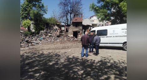 След събаряне на най-опасната част от изгорялата къща екип огнеборци откриха трупа на загиналия Камен Димчев /на малката снимка/.