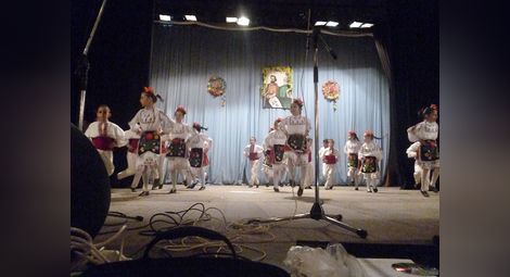 Три поколения николовчани  пяха и танцуваха за 24 май /галерия/
