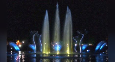 Със светлини и музика откриха възстановените Пеещи фонтани в Пловдив (видео)