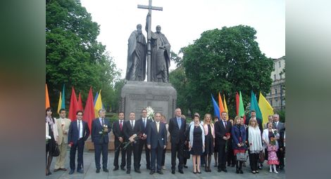 "Върви, народе възродени" звуча пред паметника на светите Кирил и Методий в Москва