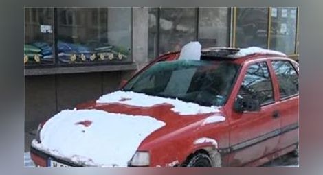 Леден къс се заби в кола и по чудо не уби жена