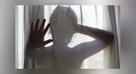 Съседи изнасилиха 12-годишно момиче