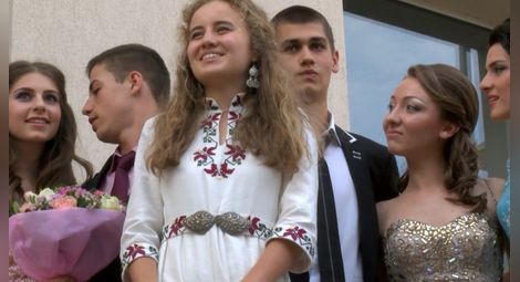 Абитуриентка от Казанлък събра погледите с етно рокля (видео)