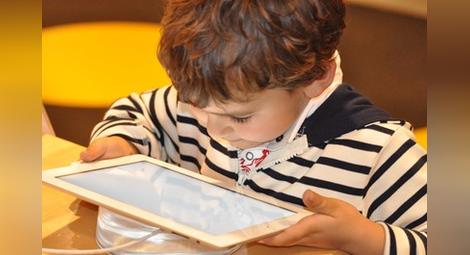 Децата под 5 години не трябва да прекарват повече от час дневно пред екрана