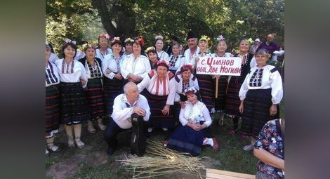 Чилновските баби пеят и наричат  на юбилеен фестивал във Фуенхирола