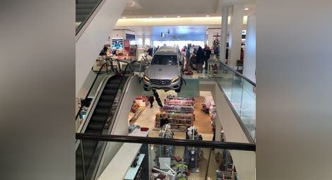 Кола висна на ескалатор в мол в Хамбург и рани 9 души 