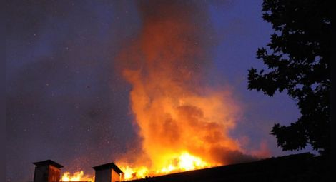 Оставен без надзор огън запали вила в Капаклийка