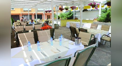 „Ана палас“ посреща гости на живописна тераса с прясна риба и обедно меню