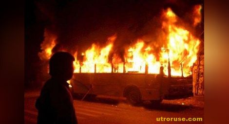 Автобус с 38 деца пламна в движение на магистрала "Хемус" 
