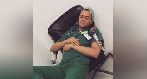 Блогър снима заспала лекарка и я оплю, отговорът бе съкрушаващ (СНИМКИ)