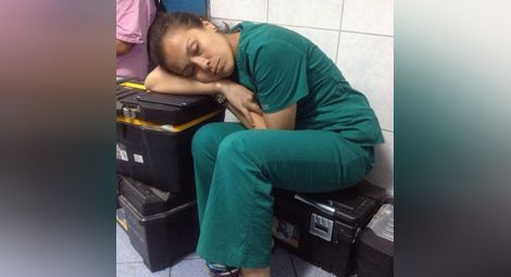 Блогър снима заспала лекарка и я оплю, отговорът бе съкрушаващ (СНИМКИ)
