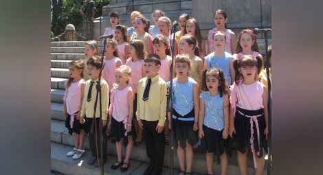 Деца пяха „Питат ли ме дей зората“ в памет на Ботев и загиналите герои