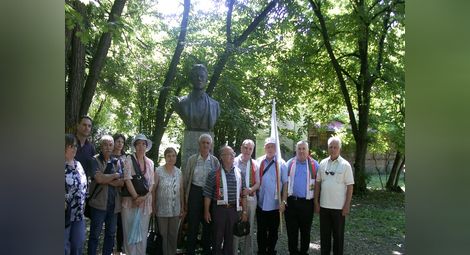 Русенци се поклониха и пред  паметника на Ботев в Букурещ