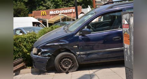 Кола помете трима пешеходци във Варна