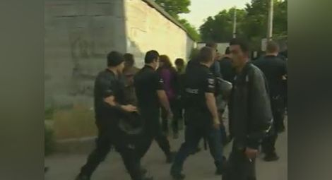 Полиция влиза в „Орландовци”, за да може децата да отидат на училище
