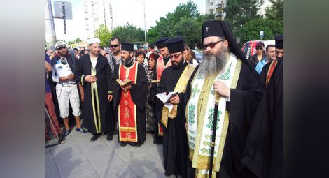 Християни и мюсюлмани се включиха в литийно шествие във Варна