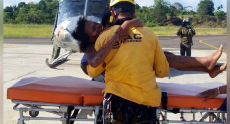 Майка и бебе оцеляха по чудо в джунглата след самолетна катастрофа