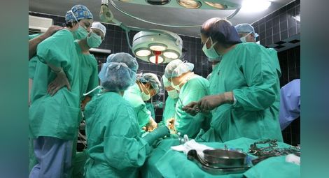 Лекари от ВМА трансплантираха черен дроб на 57-годишна жена