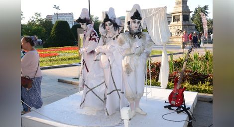 Живите статуи на букурещкия „Маска“ превърнаха площада в театрална сцена