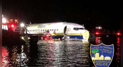 Boeing 737 със 136 пътници падна в река във Флорида