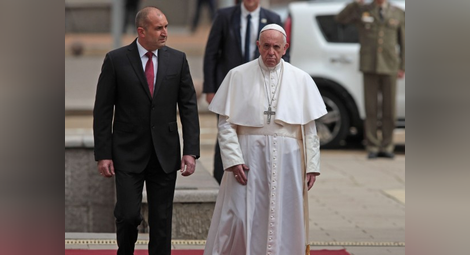 Радев приветства Франциск: Призивът за мир ще отекне по целия свят!