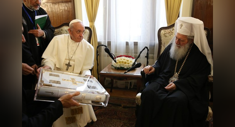 Патриарх Неофит и папа Франциск си размениха дарове 