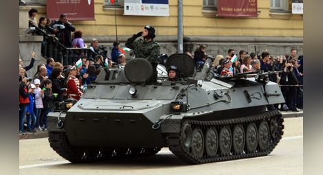 Танкове, самолети, вертолети и ретро машини на парада на армията