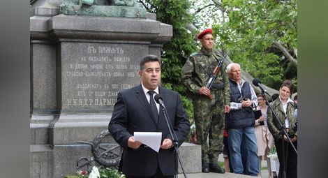 Областният управител Григоров призова специално да се почете паметта на загиналите в Ирак Антон Петров и Валентин Донев.