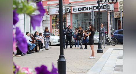Ученици от Училището по изкуствата свириха за русенци на различни места в града. 			Снимка: Община Русе