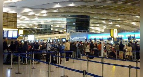 Шестима отровени в самолета, който рязко смени курса си към Лондон