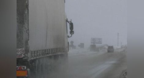 Снежен ад в Североизточна България:Спряха движението на влакове и автомобили