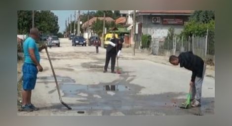 Роми купиха камион с асфалт, пълнят дупки в Калипетрово сами