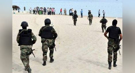 "Парализираните от страх" тунизийски полицаи са гледали нападателя половин час