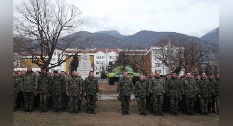 Уволниха военните, поругали паметник в Карлово