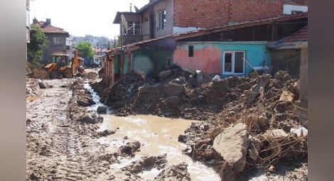 Валежите наводниха над 20 къщи в Троян