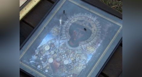Чудо: Само иконите на Свети Георги оцелели при пожара в сопотския параклис