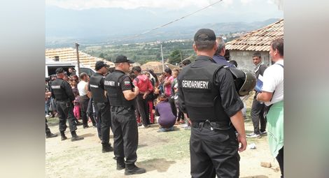 Общината в Гърмен обградена от полиция и протестиращи