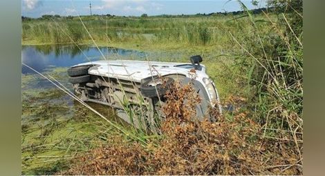 Катастрофа между Бургас и Крайморие, микробус и лека кола обърнати край пътя