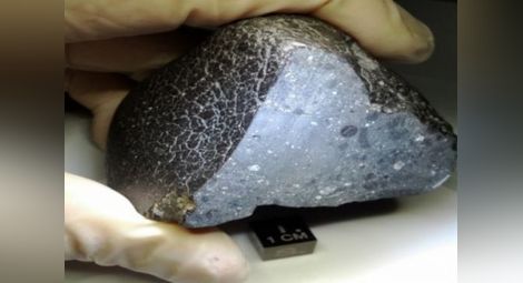 Мъж замахна с мотика и изрови метеорит на нивата си край Тервел