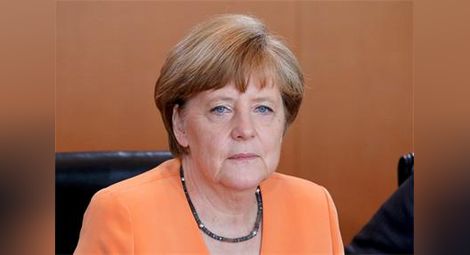 Меркел на ръба на нервна криза: Ципрас остави страната си да катастрофира, за да защити позицията си