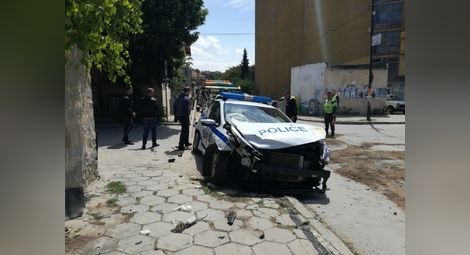 “Мерцедес” блъсна патрулка, двама полицаи са в болница