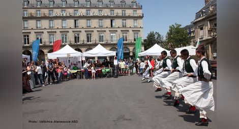 Вижте българското хоро, което се изви пред Лувъра (снимки)
