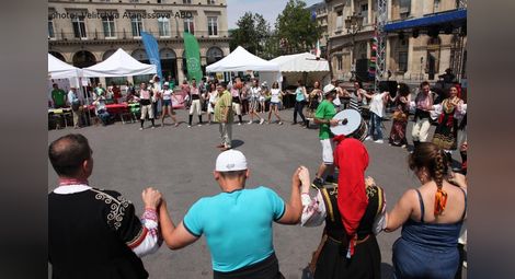 Вижте българското хоро, което се изви пред Лувъра (снимки)