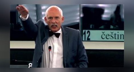 Полша се извини за хитлеристки поздрав на свой евродепутат