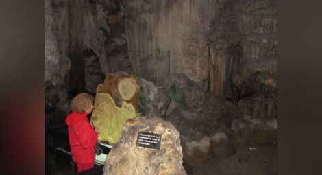 Макаци, пещери и безмитни магазини оживяват най-прочутата британска скала