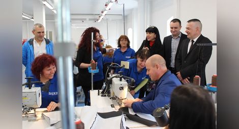 И кметът на Русе Пламен Стоилов се изкуши да изпробва как ще се шие кожа в „Бадер“. Снимки: Авторът