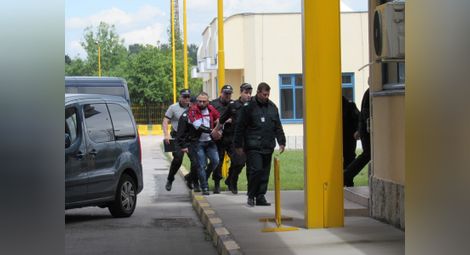 Тарторът на заловената в Румъния шестчленна измамна група Бобито първи влезе при граничните служители на Дунав мост, за да му снемат самоличността. 