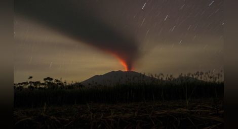 Евакуират стотици в Мексико заради вулкана Колима