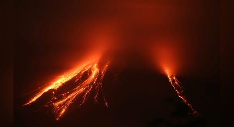 Евакуират стотици в Мексико заради вулкана Колима