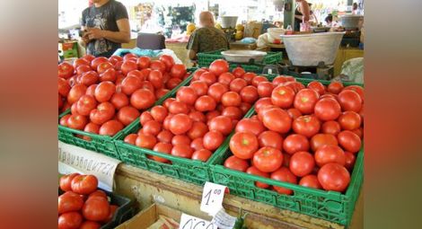 Гърците помпат цената на доматите